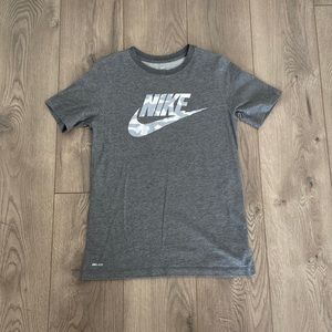 Kids Boys Nike Dri-Fit T-Shirt Boys XL Color Heather Grey Used